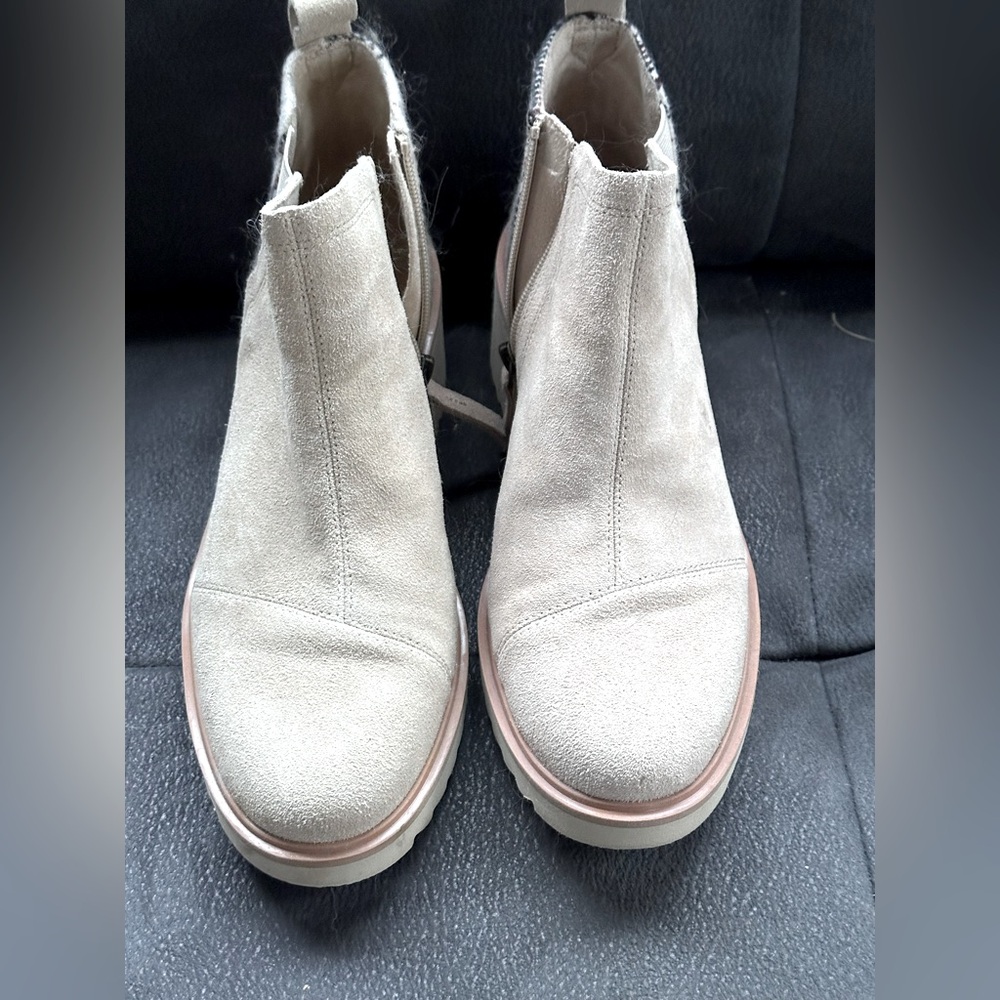 Tom’s Like New Boots 
Size 9.5
Women’s